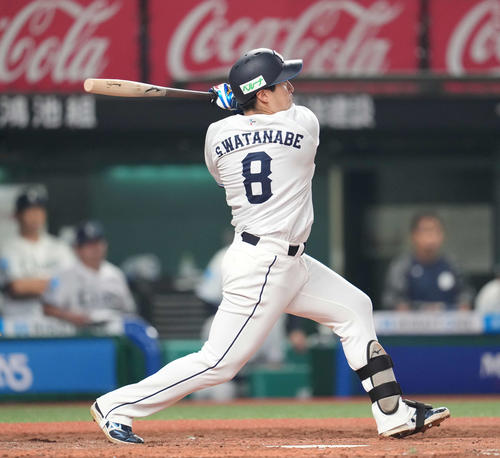 西武対日本ハム 3回裏西武1死、中越え本塁打を放つ渡部聖(撮影・井上学)