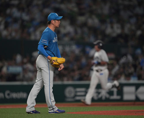 西武対日本ハム 3回裏西武1死、渡部聖に本塁打を浴びる加藤貴(撮影・井上学)