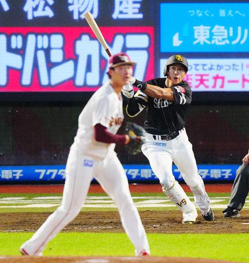 楽天対ソフトバンク 5回表ソフトバンク2死、二塁打を放つ柳田。投手古謝(撮影・垰建太)
