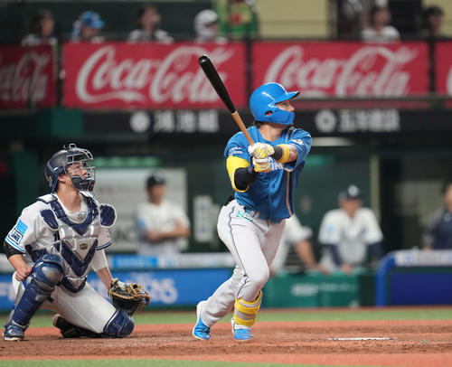 西武対日本ハム 5回表日本ハム1死二、三塁、3点本塁打を放つ水野(撮影・井上学)