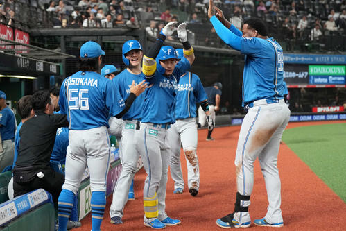 西武対日本ハム 5回表日本ハム1死二、三塁、3点本塁打を放ち生還した水野(中央)(撮影・井上学)