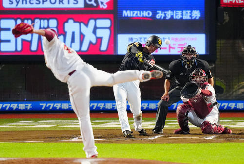 楽天対ソフトバンク 6回表ソフトバンク1死一塁、2点本塁打を放つ柳町。投手宋(撮影・垰建太)
