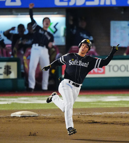 楽天対ソフトバンク 6回表ソフトバンク1死一塁、2点本塁打を放ちポーズを決める柳町(撮影・垰建太)