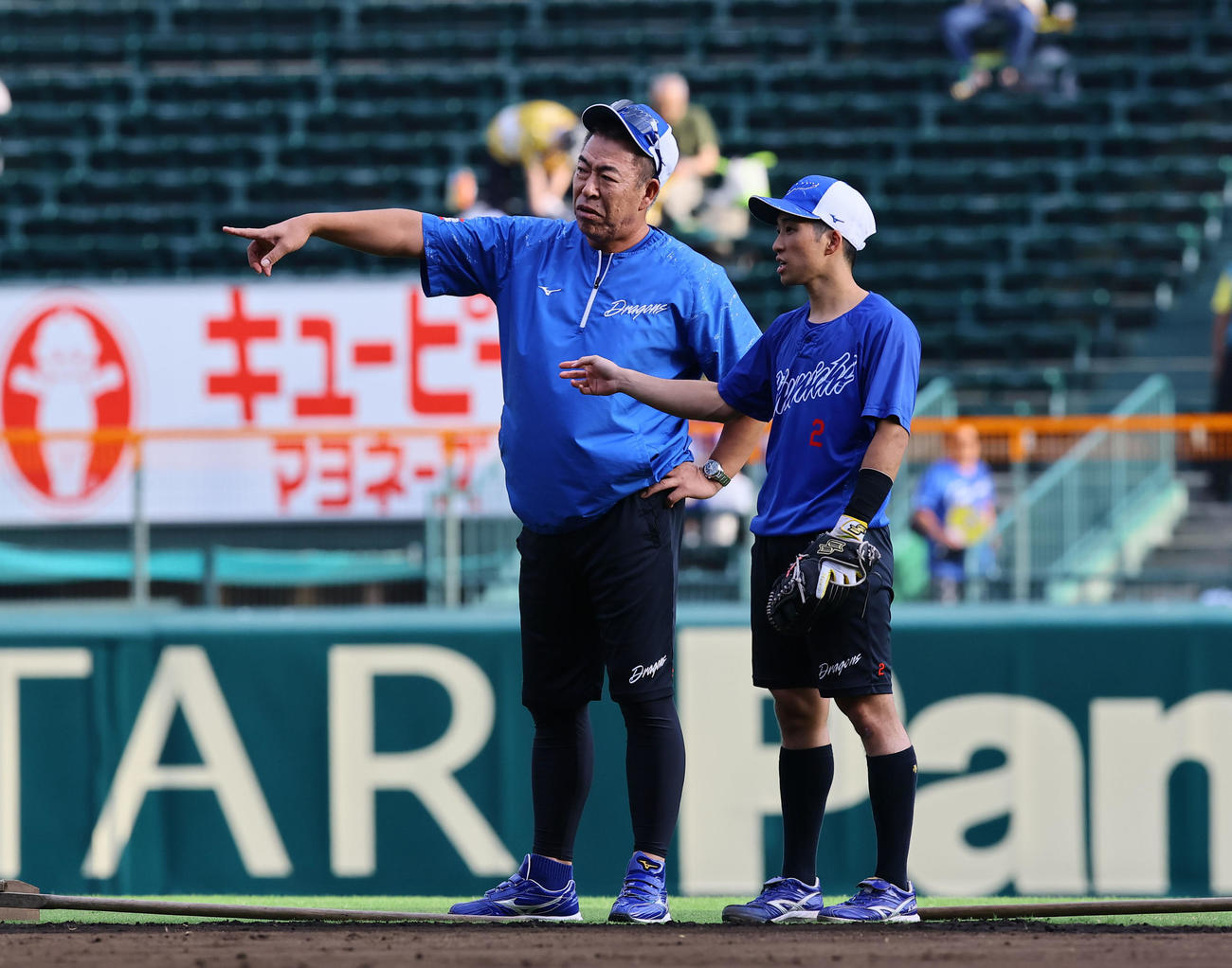 阪神対中日　田中（右）と話しをする中日井上監督（撮影・藤尾明華）
