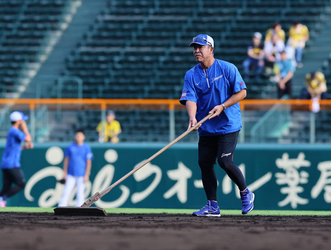 阪神対中日　グラウンド整備をする中日井上監督（撮影・藤尾明華）