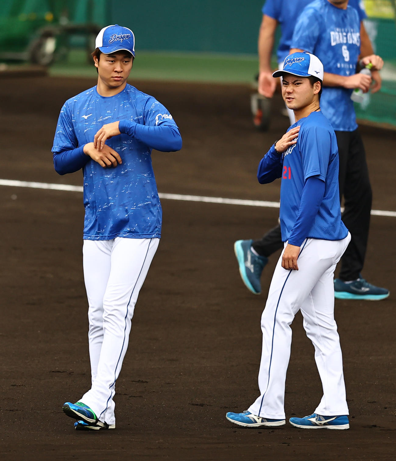 阪神対中日　甲子園球場のグラウンドで話をする高橋宏（左）と金丸（撮影・上田博志）