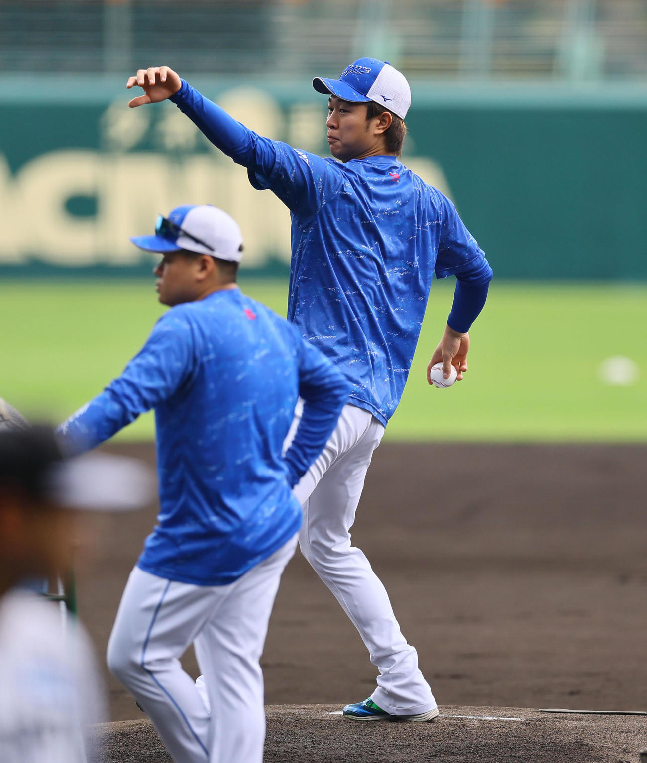 阪神対中日　マウンドを確認する中日高橋宏（撮影・藤尾明華）
