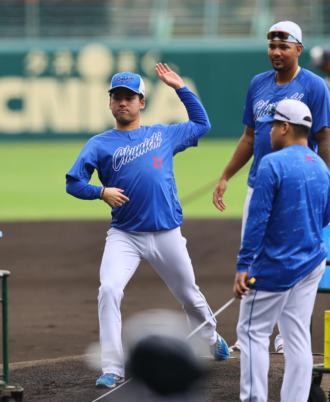 阪神対中日　マウンドを確認する中日金丸（撮影・藤尾明華）
