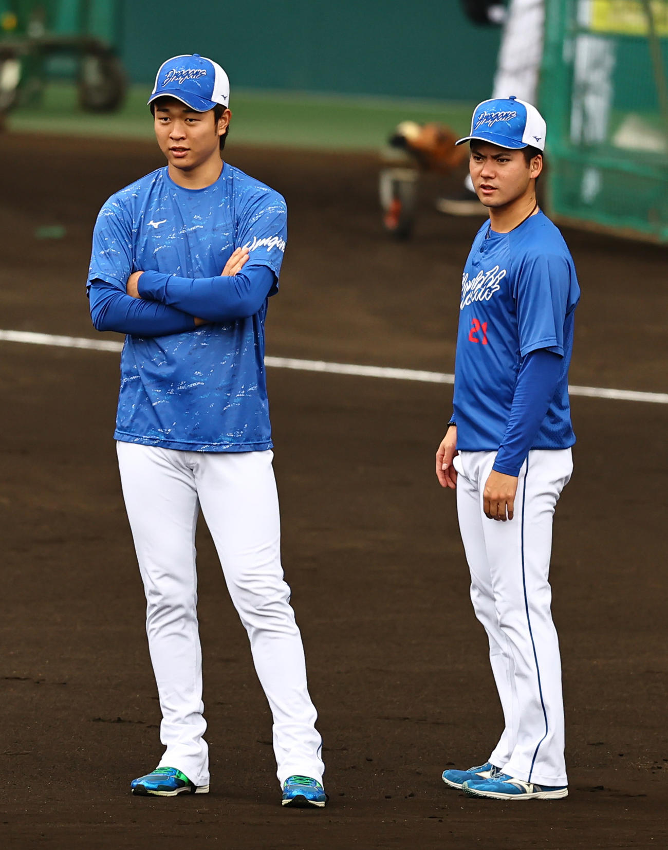 阪神対中日　甲子園球場のグラウンドで話をする高橋宏（左）と金丸（撮影・上田博志）