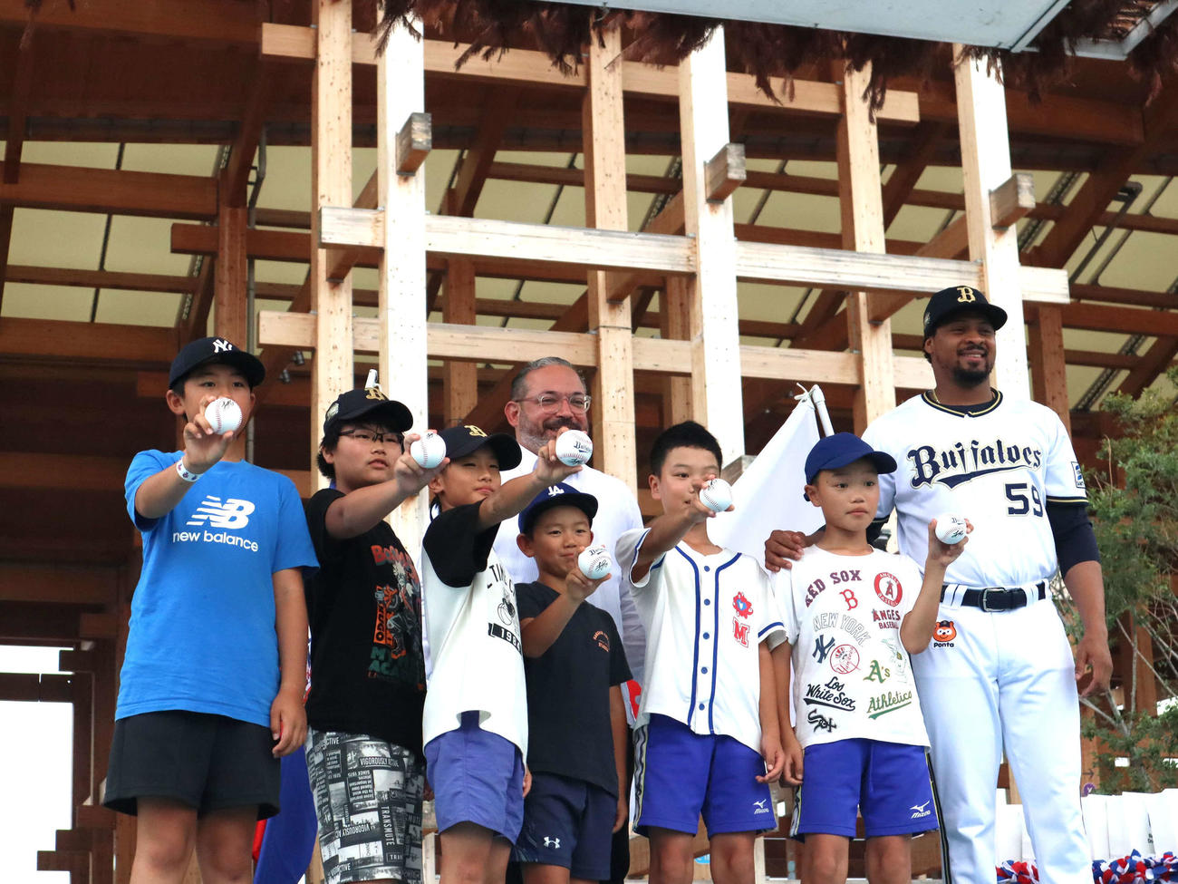 大阪・関西万博のドミニカ共和国パビリオンによるイベントで子どもたちと交流するオリックスのペルドモ（右）（撮影・村松万里子）