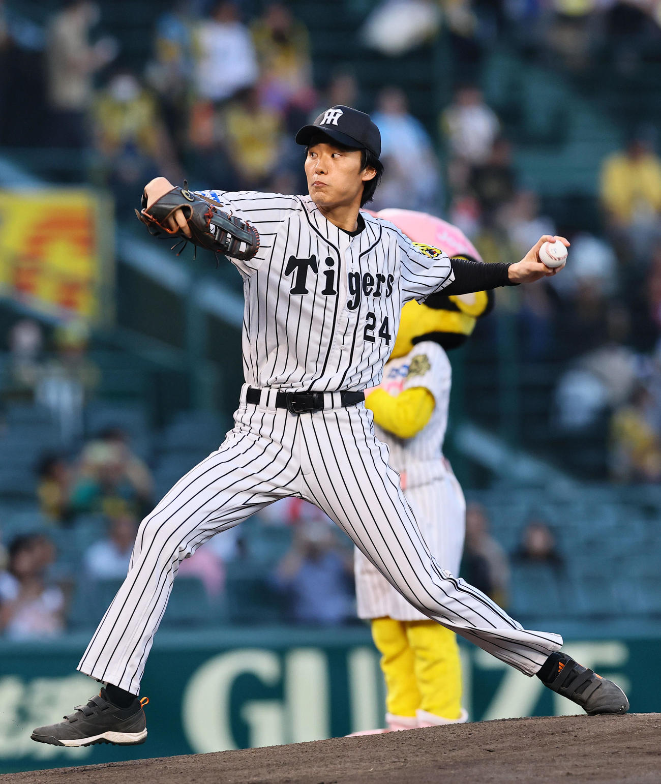 阪神対中日　ファーストピッチを務めた俳優の松谷鷹也（撮影・藤尾明華）