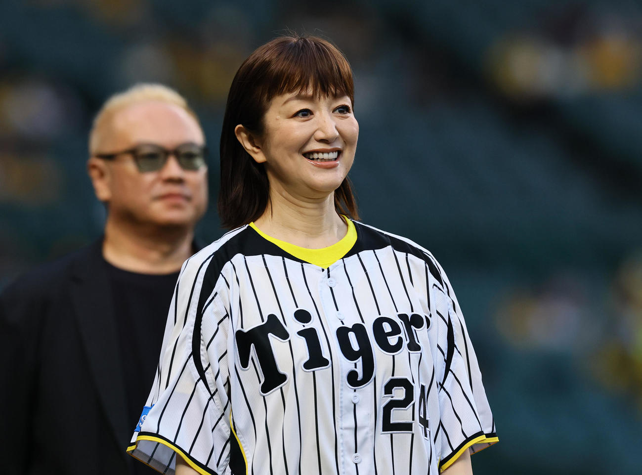 阪神対中日　ファーストピッチに登場した俳優の鈴木京香（撮影・藤尾明華）