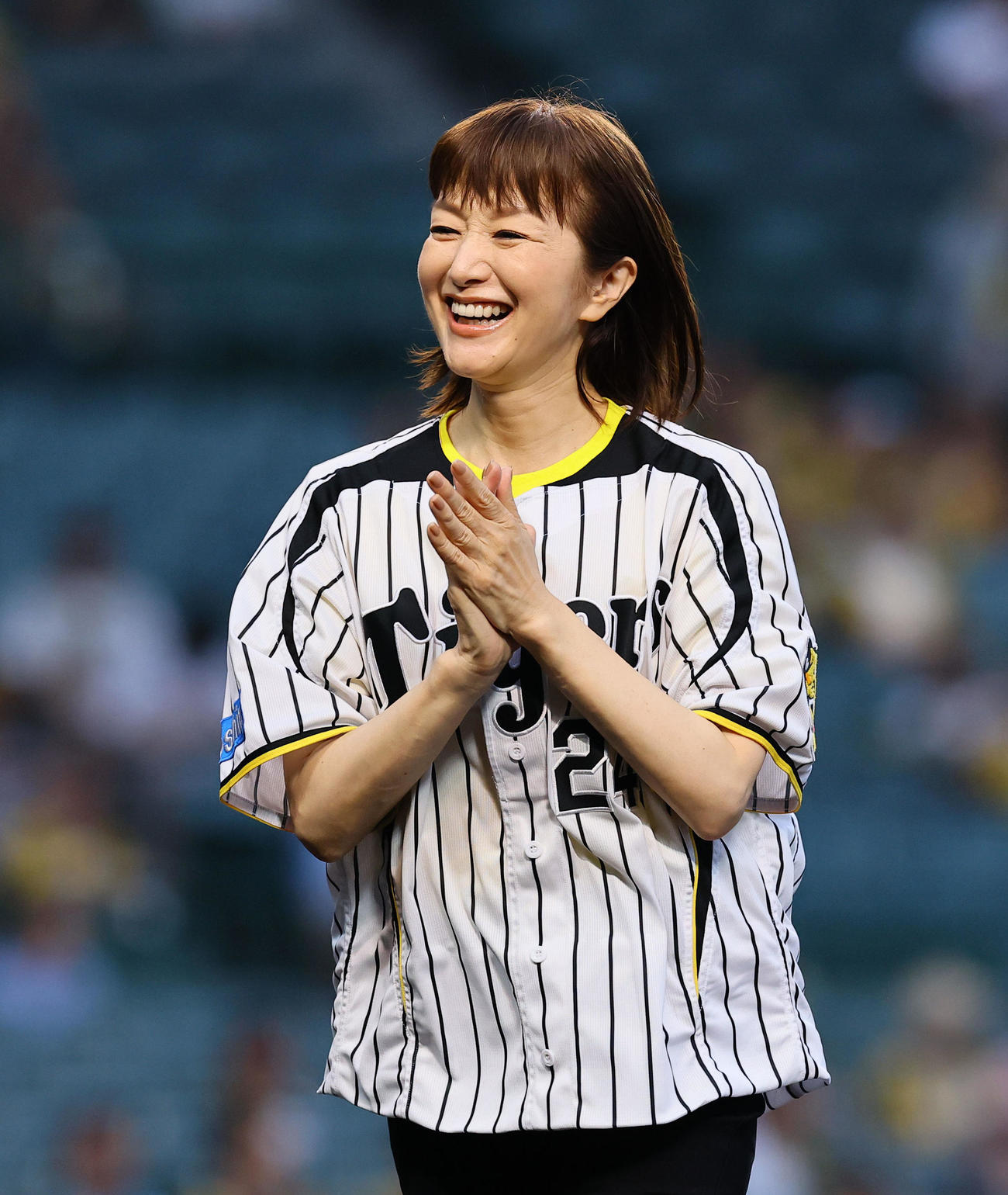 阪神対中日　ファーストピッチに登場し、拍手を送る俳優の鈴木京香（撮影・藤尾明華）