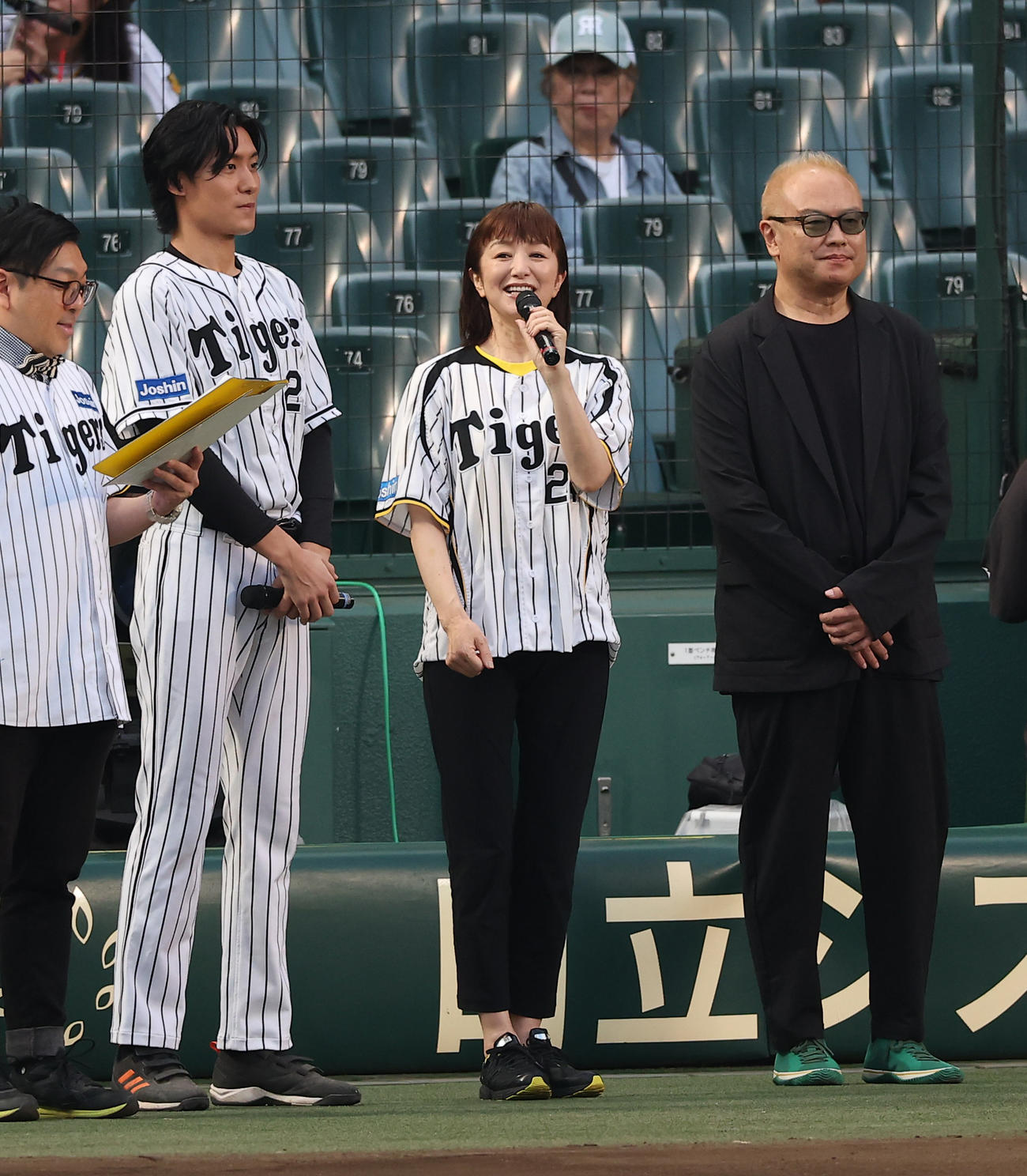 阪神対中日　ファーストピッチセレモニーで登場した映画「栄光のバックホーム」右から秋山純監督、鈴木京香、松谷鷹也（撮影・上田博志）
