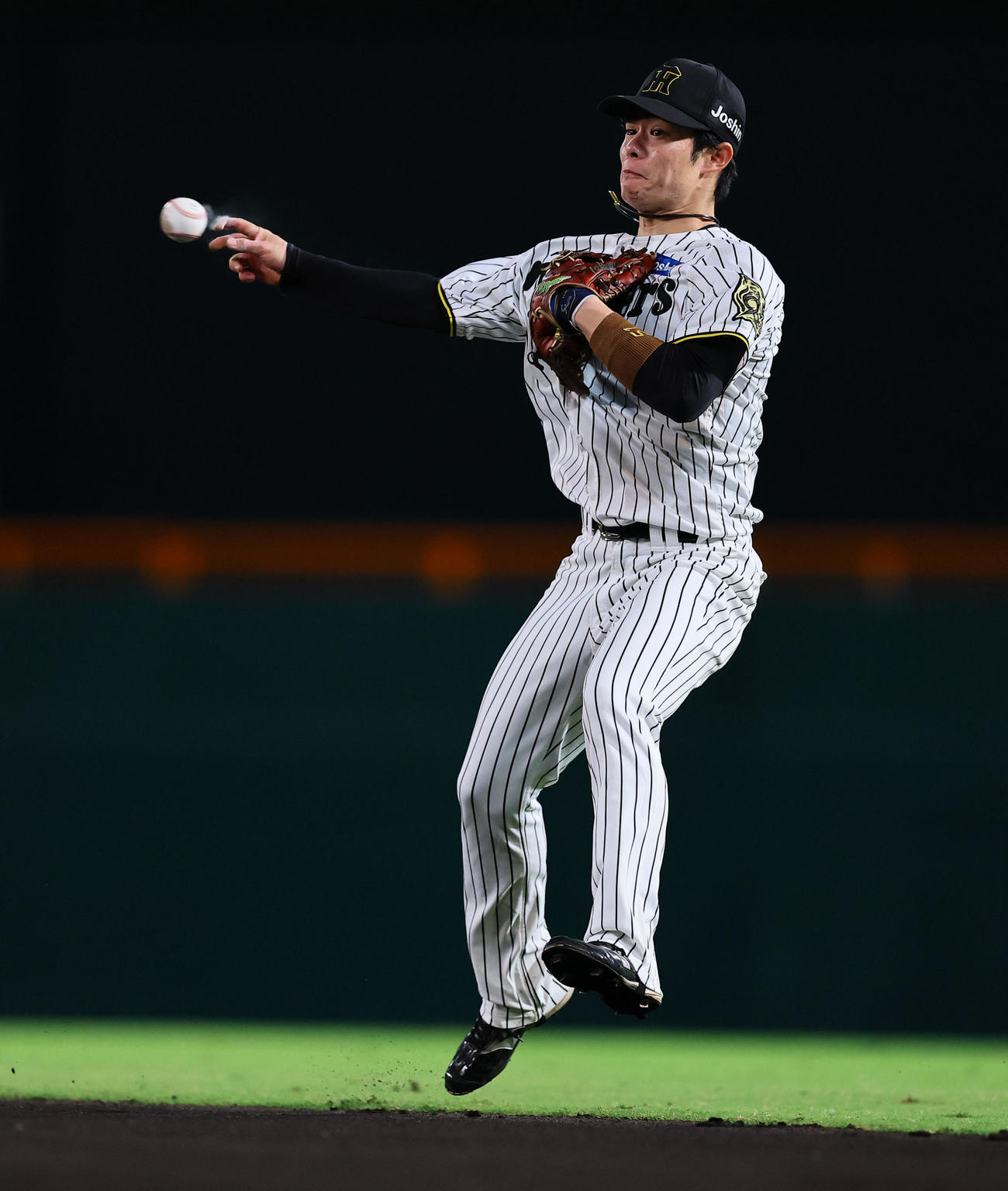 阪神対中日　1回表中日無死、岡林の二ゴロで好守を見せる中野（撮影・藤尾明華）