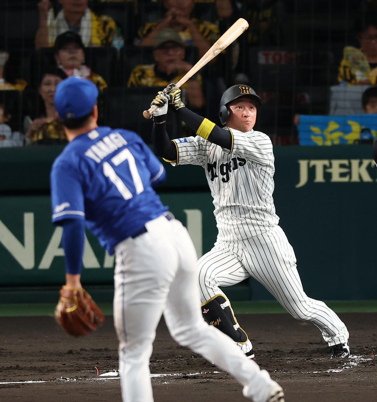 阪神対中日　1回裏阪神無死、近本は左前打を放つ（撮影・上田博志）