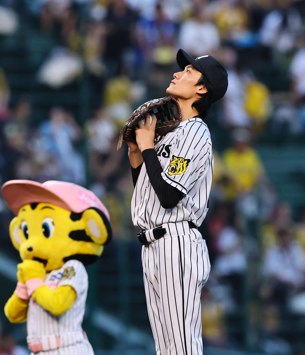 阪神対中日　ファーストピッチを前に、空を見上げる俳優の松谷鷹也（撮影・藤尾明華）