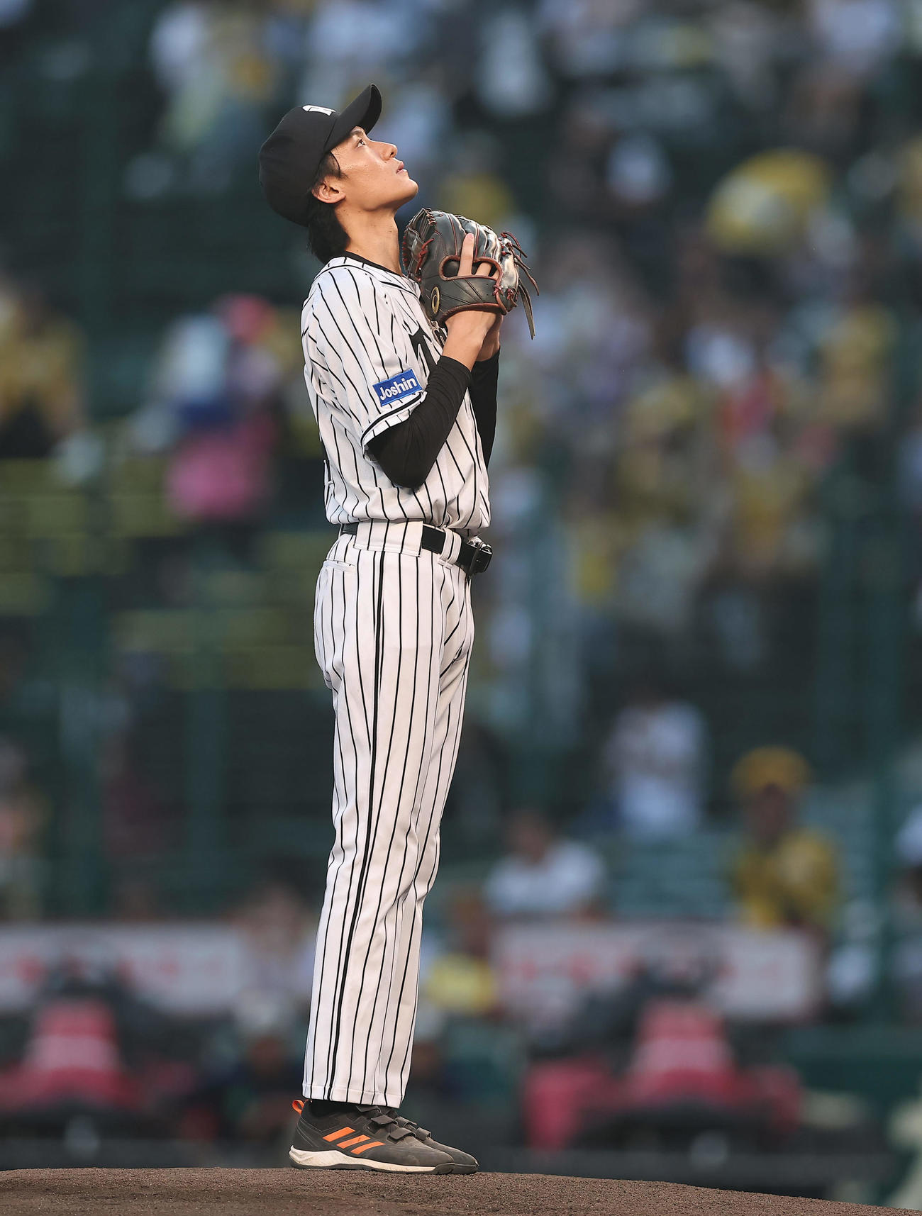 阪神対中日　ファーストピッチセレモニーに登場した松谷。映画「栄光のバックホーム」で横田慎太郎さん役を務めた（撮影・前田充）