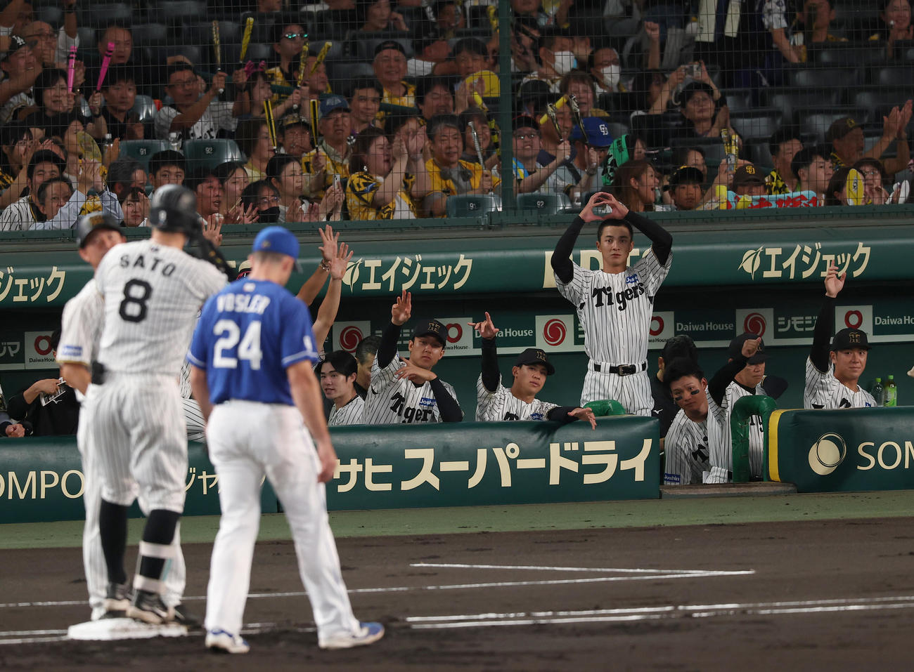阪神対中日　1回裏阪神2死二塁、佐藤輝の先制適時打で盛り上がる阪神ベンチ（撮影・上田博志）