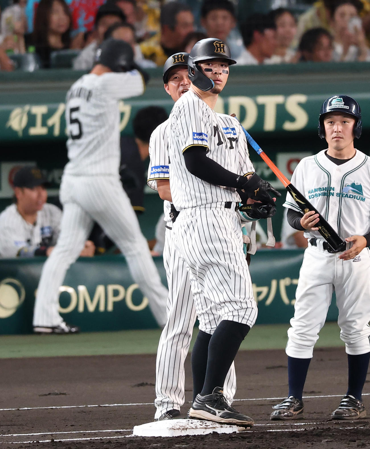 阪神対中日　1回裏阪神2死二塁、佐藤輝は先制適時打を放つ（撮影・上田博志）
