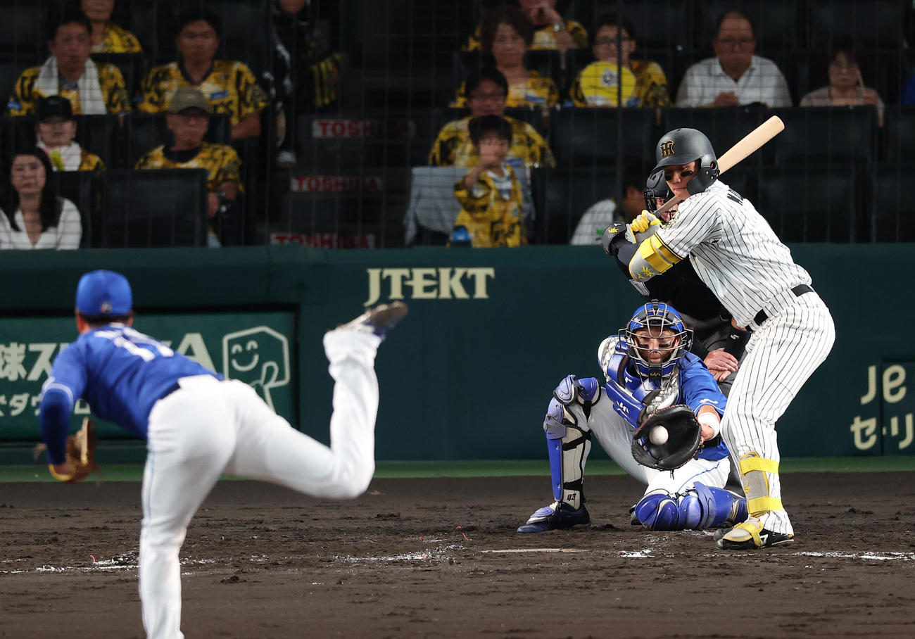 阪神対中日　2回裏阪神2死、森下は見逃し三振に倒れる（撮影・上田博志）