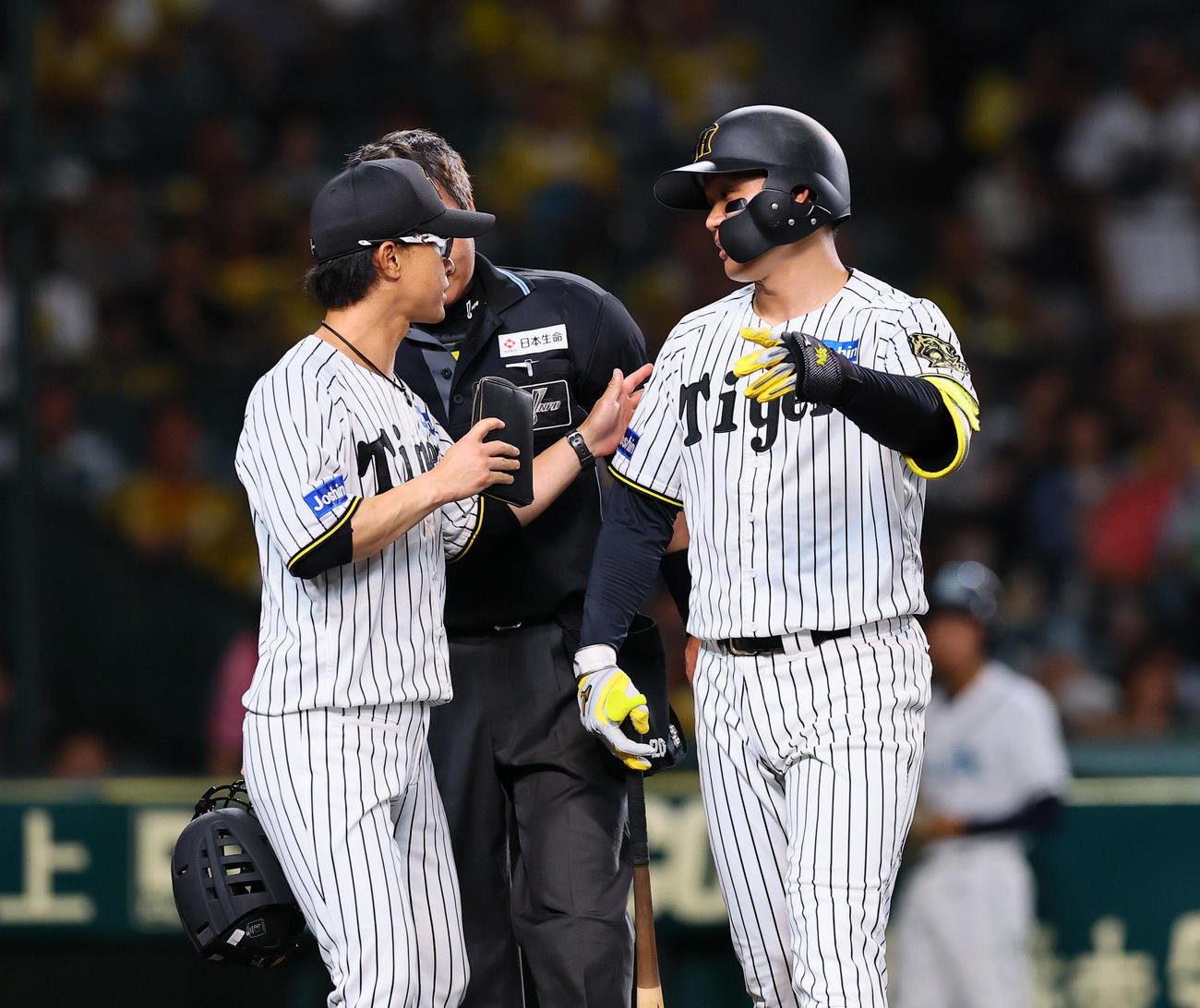 阪神対中日　2回裏阪神2死、見逃し三振に倒れ、抗議する森下と止めに入る上本打撃コーチ（撮影・藤尾明華）