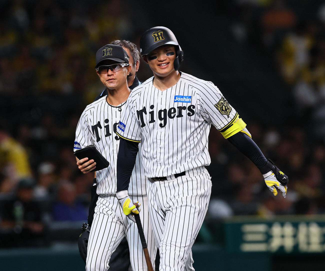 阪神対中日　2回裏阪神2死、見逃し三振に倒れ、苦笑いでベンチに戻る森下（撮影・藤尾明華）