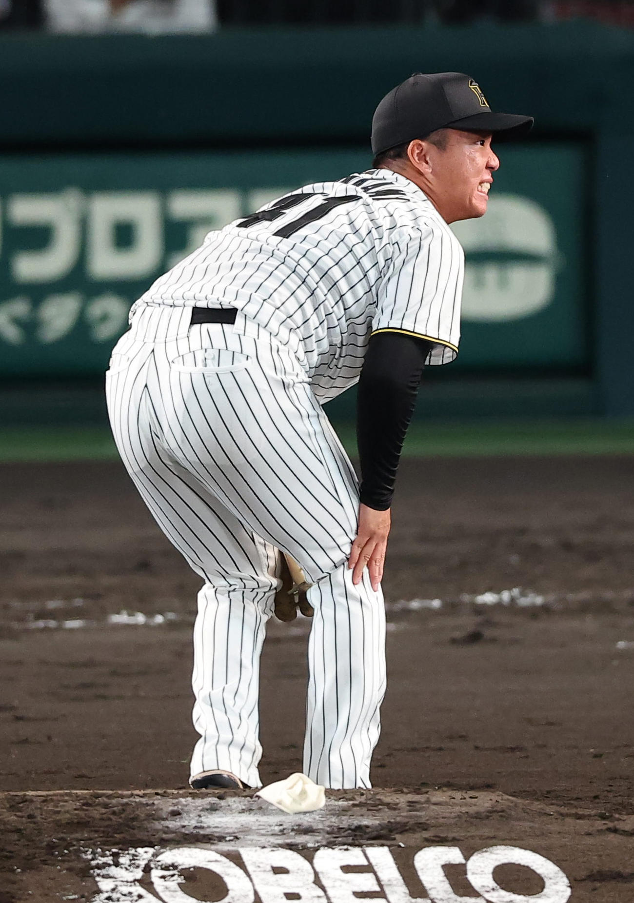 阪神対中日　3回表中日2死、岡林の打球が直撃した村上は厳しい表情を見せる（撮影・上田博志）