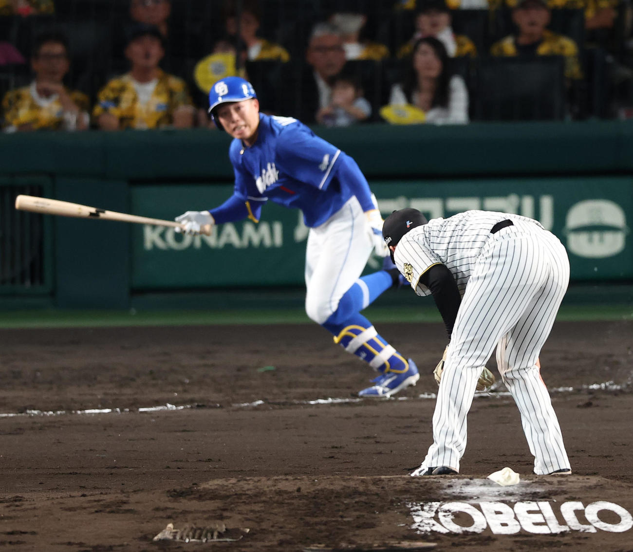 阪神対中日　3回表中日2死、岡林の打球が直撃する村上（撮影・上田博志）