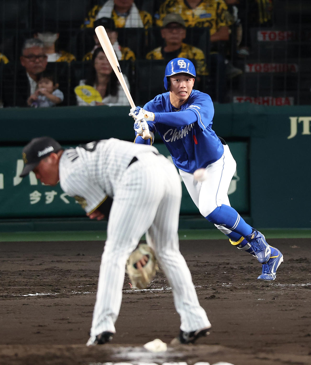 阪神対中日　3回表中日2死、岡林は村上に直撃する内野安打を放つ（撮影・上田博志）