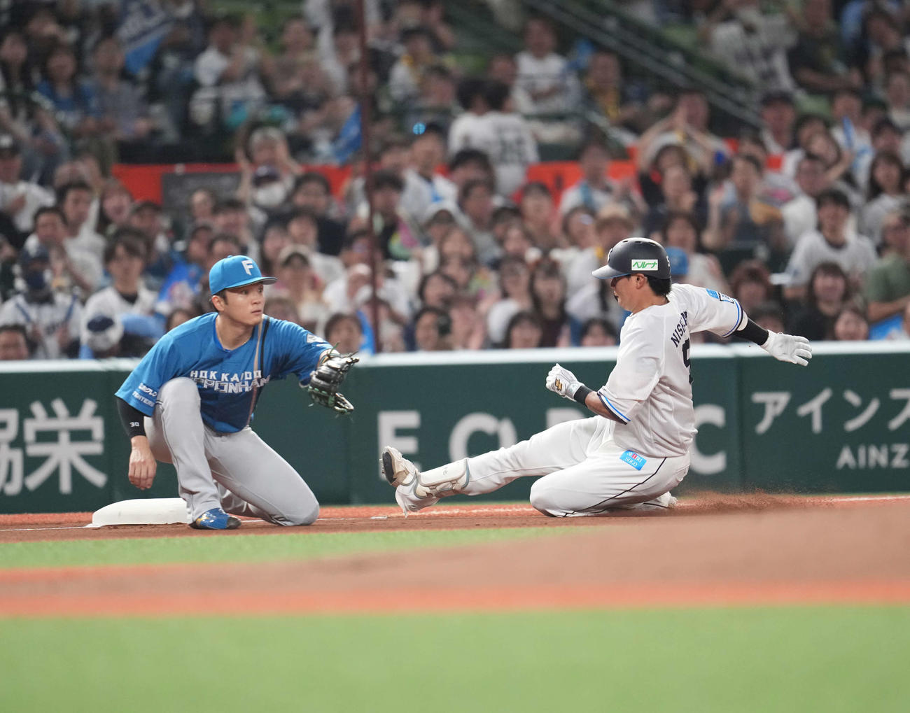西武対日本ハム　1回裏西武無死、三塁打を放つ西川（撮影・井上学）