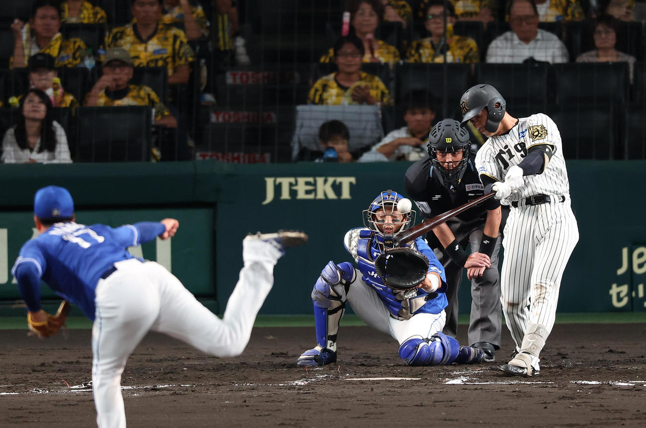 阪神対中日　1回裏阪神2死満塁、坂本は3点適時二塁打を放つ（撮影・上田博志）