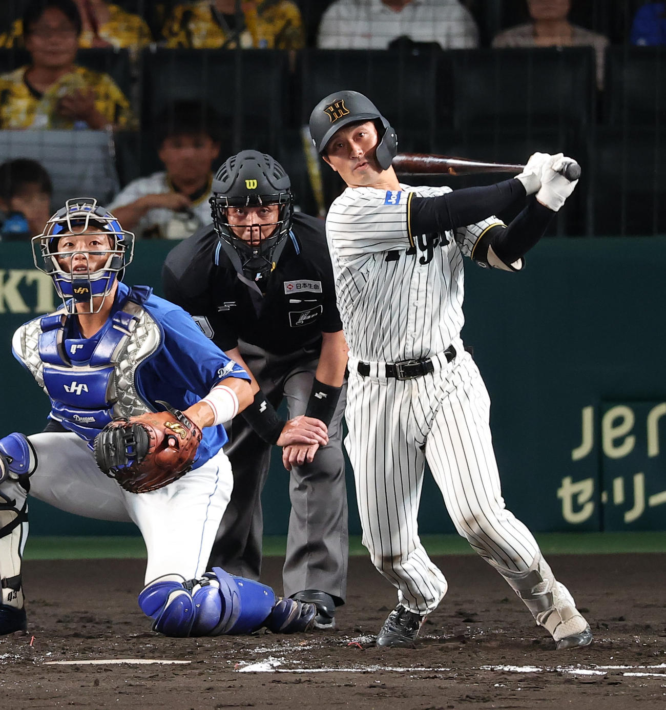 阪神対中日　1回裏阪神2死満塁、坂本は3点適時二塁打を放つ（撮影・上田博志）