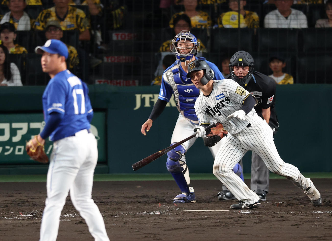 阪神対中日　3回裏阪神2死二塁、坂本は柳から適時打を放つ（撮影・上田博志）