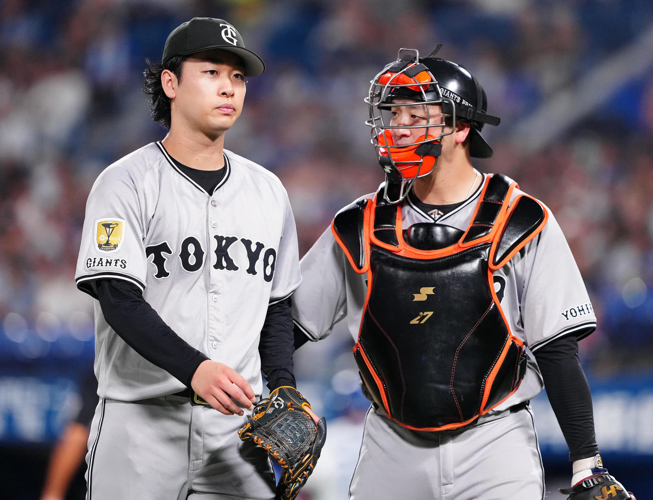 DeNA対巨人　1回裏を終え、岸田（右）に声をかけられる巨人山崎（撮影・鈴木みどり）