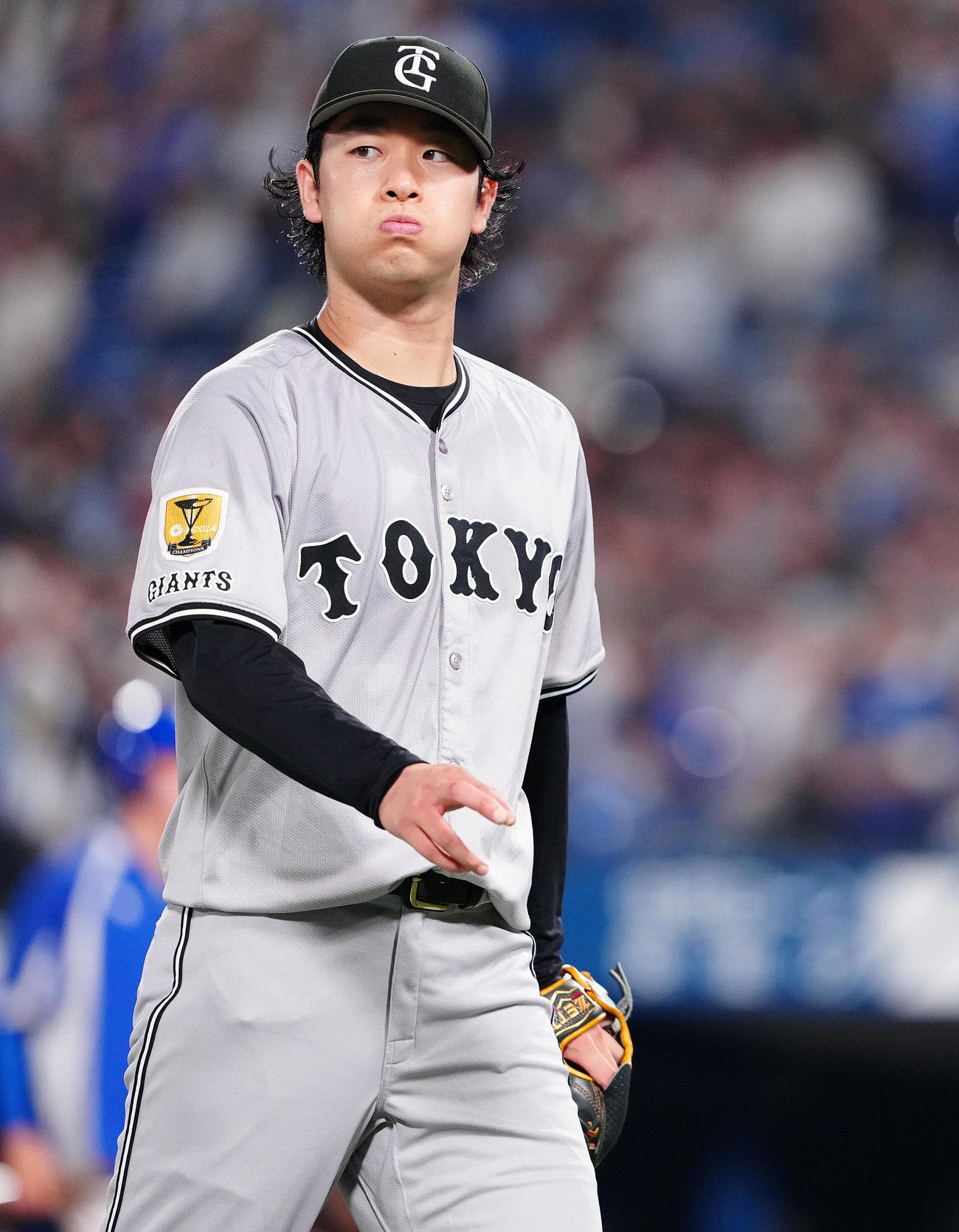 DeNA対巨人　2回裏を終え、浮かない表情でベンチへ戻る巨人山崎（撮影・鈴木みどり）