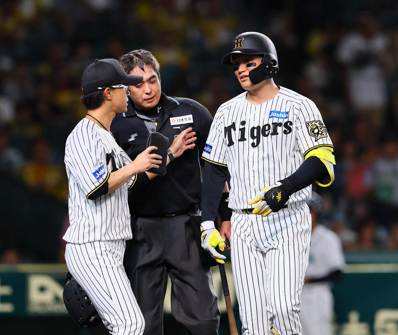 阪神対中日　2回裏阪神2死、見逃し三振に倒れ、抗議する森下と止めに入る上本打撃コーチ（撮影・藤尾明華）