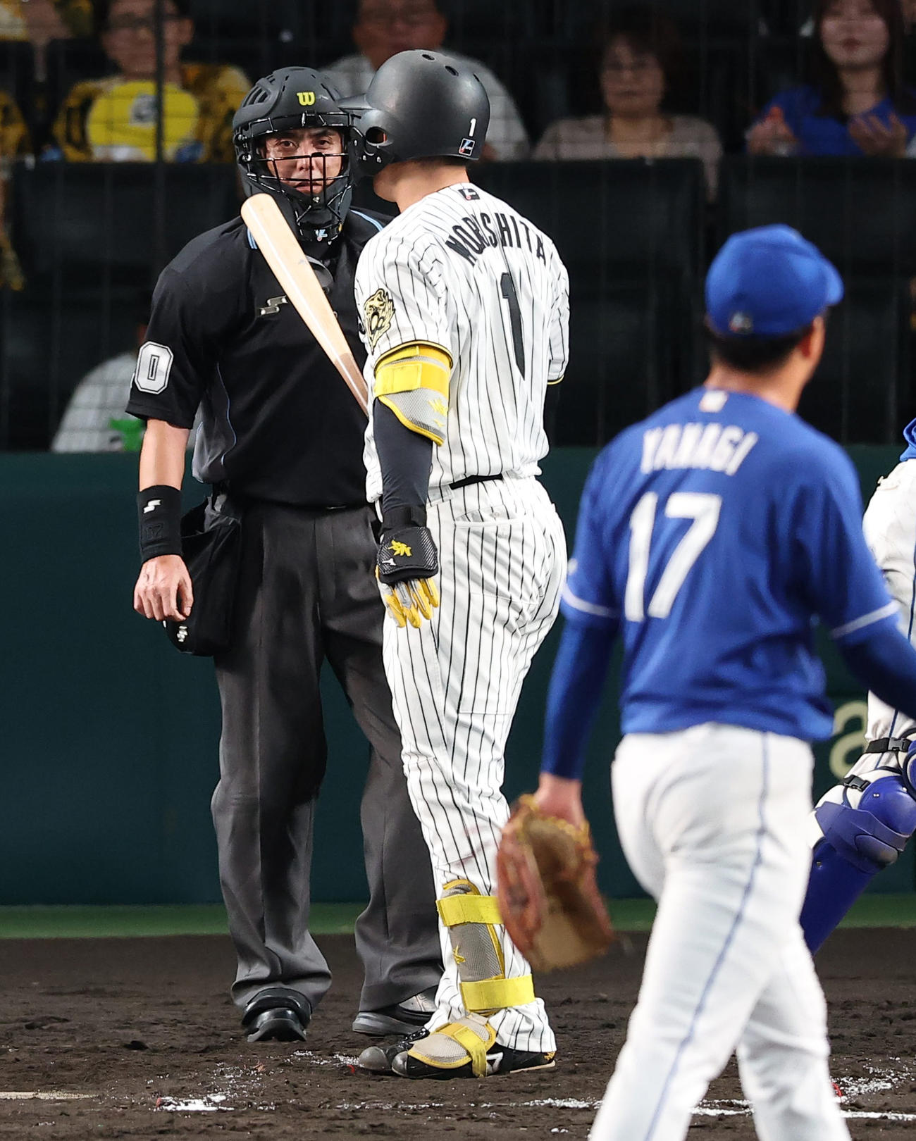阪神対中日　2回裏阪神2死、見逃し三振に倒れた森下は白井球審に詰め寄る（撮影・上田博志）