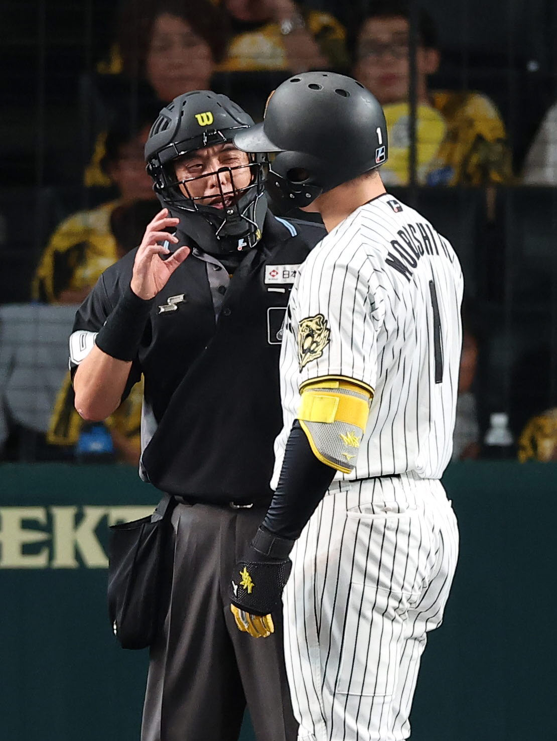 阪神対中日　2回裏阪神2死、見逃し三振に倒れた森下は白井球審に詰め寄る（撮影・上田博志）