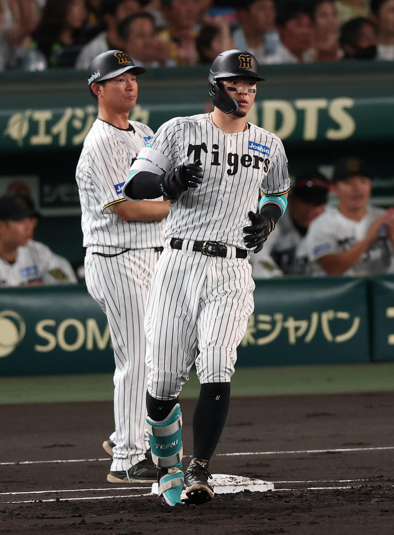 阪神対中日　1回裏阪神2死二塁、佐藤輝は先制適時打を放つ（撮影・上田博志）