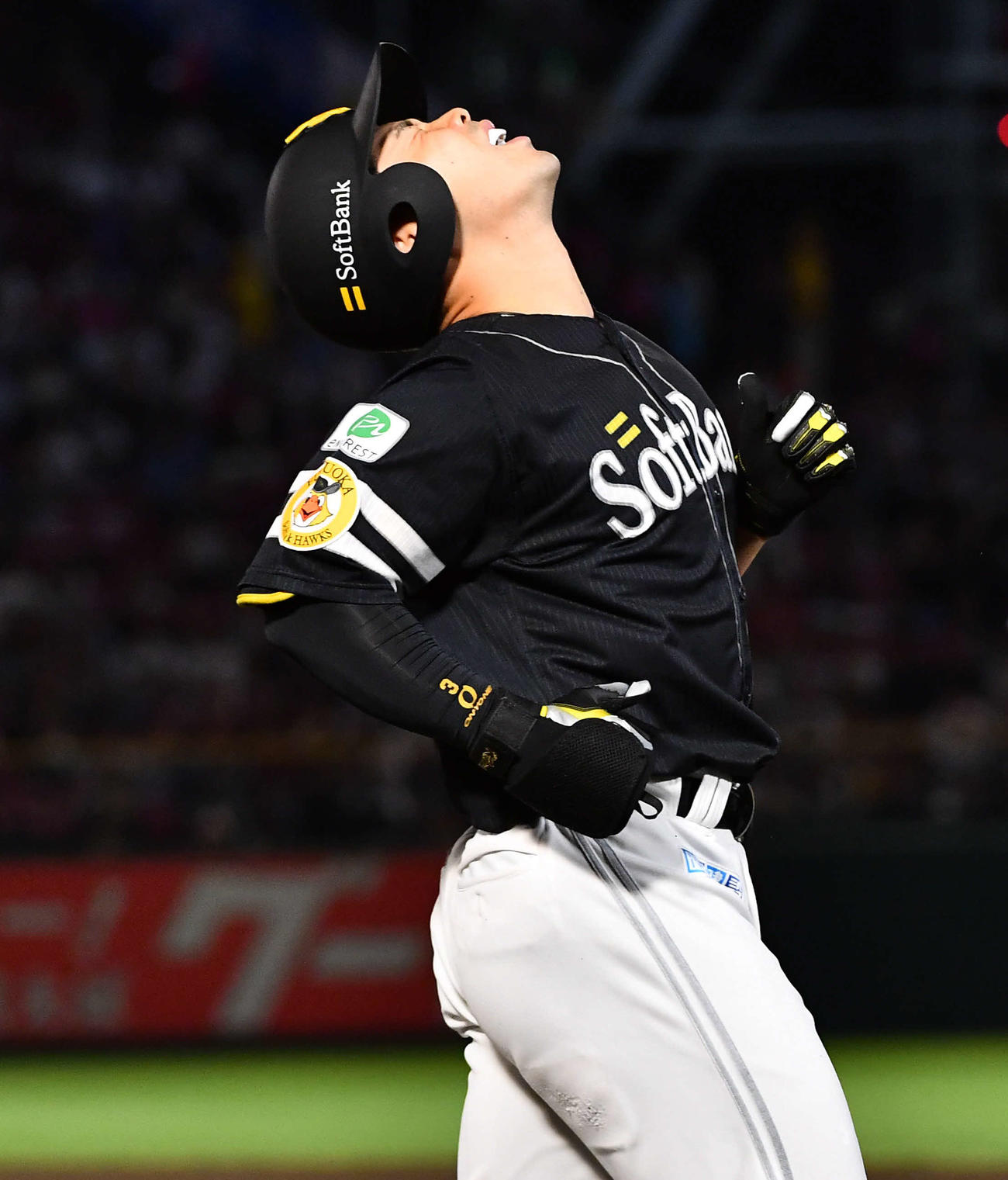 楽天対ソフトバンク　3回表ソフトバンク1死一塁、一ゴロに倒れた近藤は悔しそうな表情を見せる（撮影・岩下翔太）