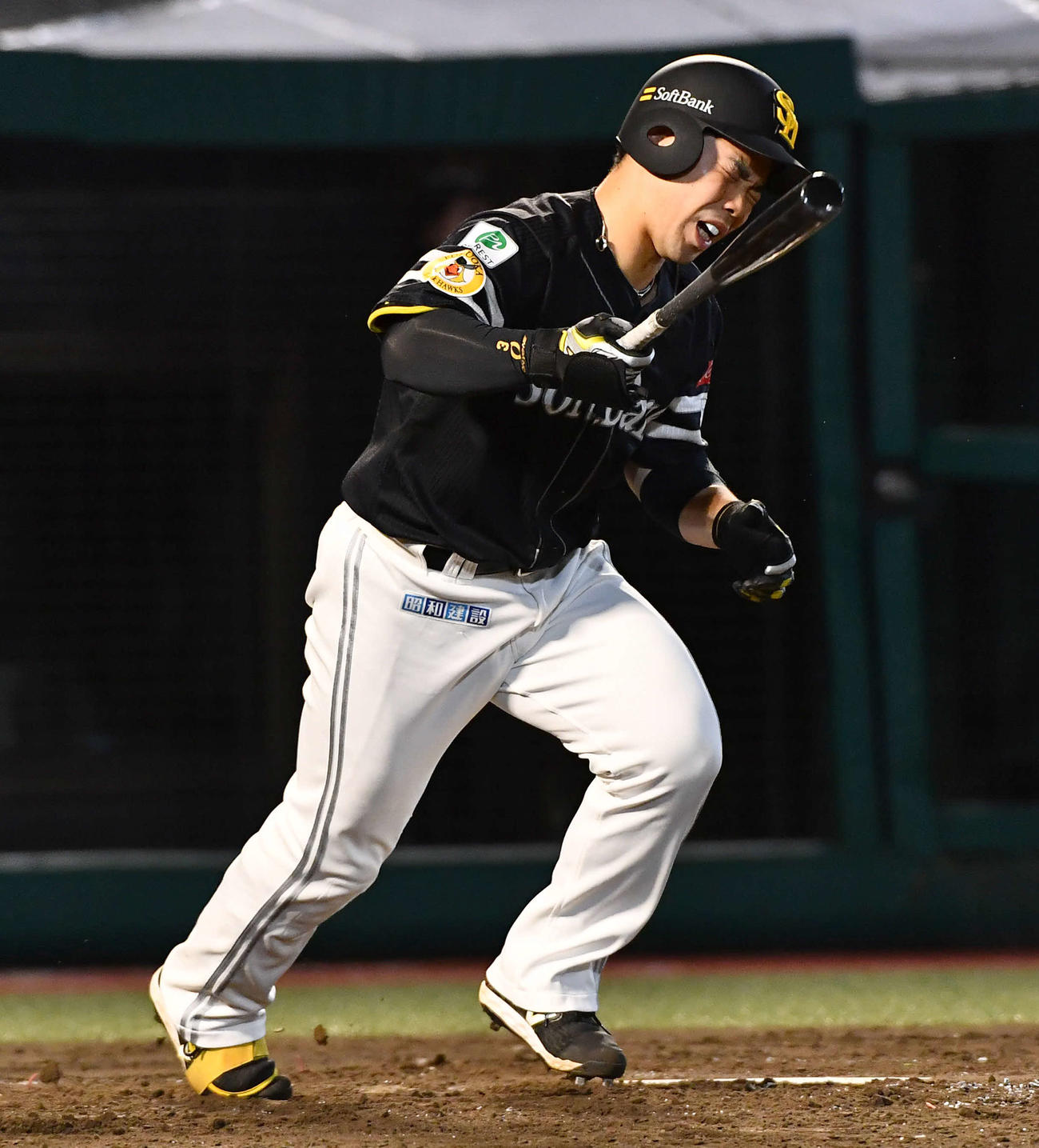楽天対ソフトバンク　5回表ソフトバンク2死二塁、二ゴロに倒れた近藤（撮影・岩下翔太）