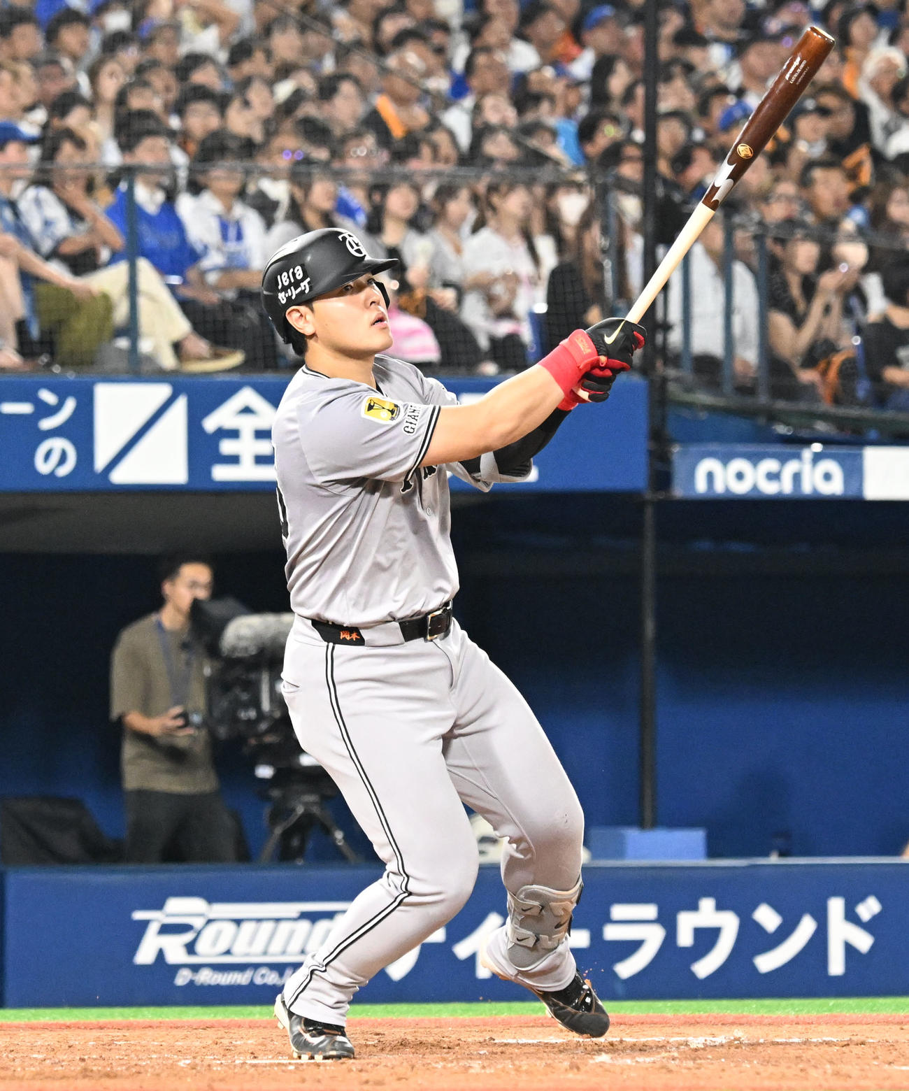 DeNA対巨人　5回表巨人無死一塁、岡本が右越えに同点となる2点本塁打を放つ（撮影・千葉一成）