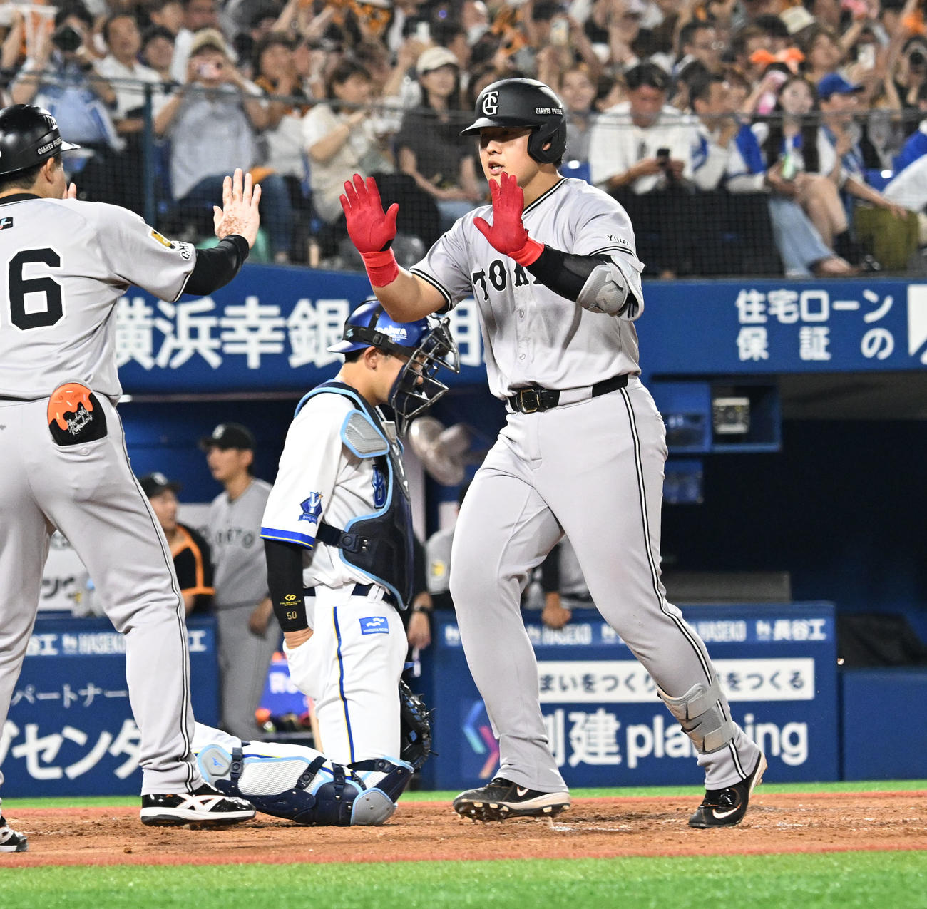 DeNA対巨人　5回表巨人無死一塁、同点となる2点本塁打を放ち本塁を踏む岡本（撮影・千葉一成）