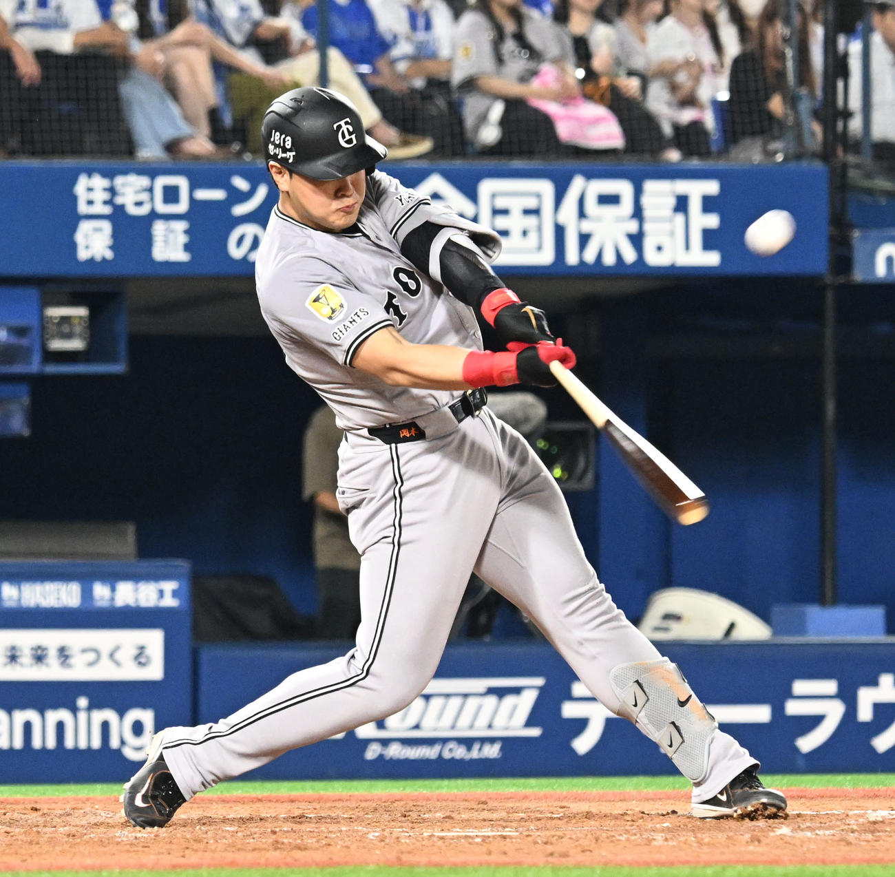 DeNA対巨人　5回表巨人無死一塁、岡本が右越えに同点となる2点本塁打を放つ（撮影・千葉一成）
