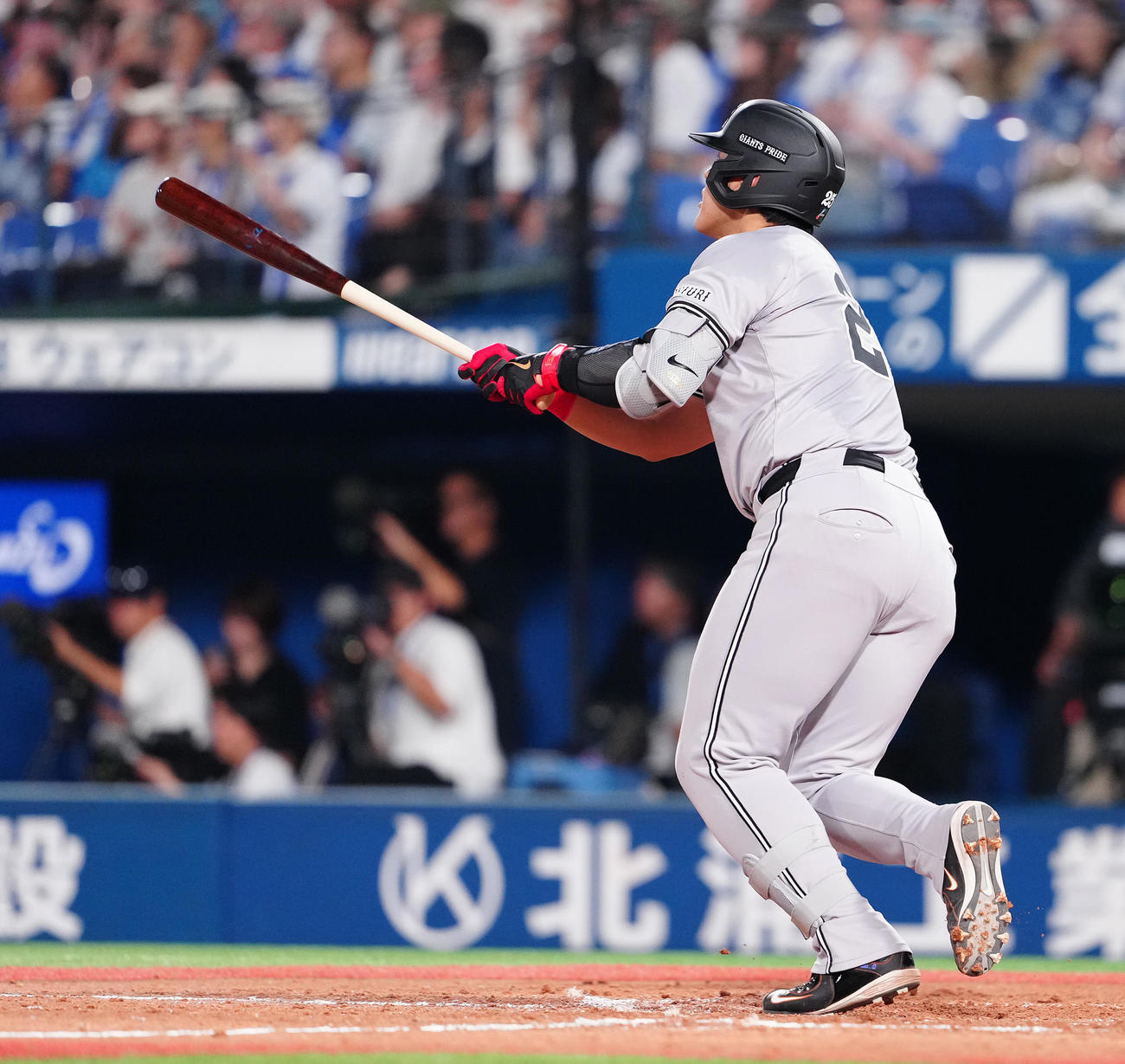 DeNA対巨人　5回表巨人無死一塁、右越え2点本塁打を放つ岡本（撮影・鈴木みどり）