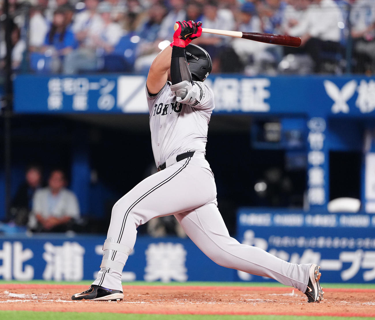 DeNA対巨人　5回表巨人無死一塁、右越え2点本塁打を放つ岡本（撮影・鈴木みどり）
