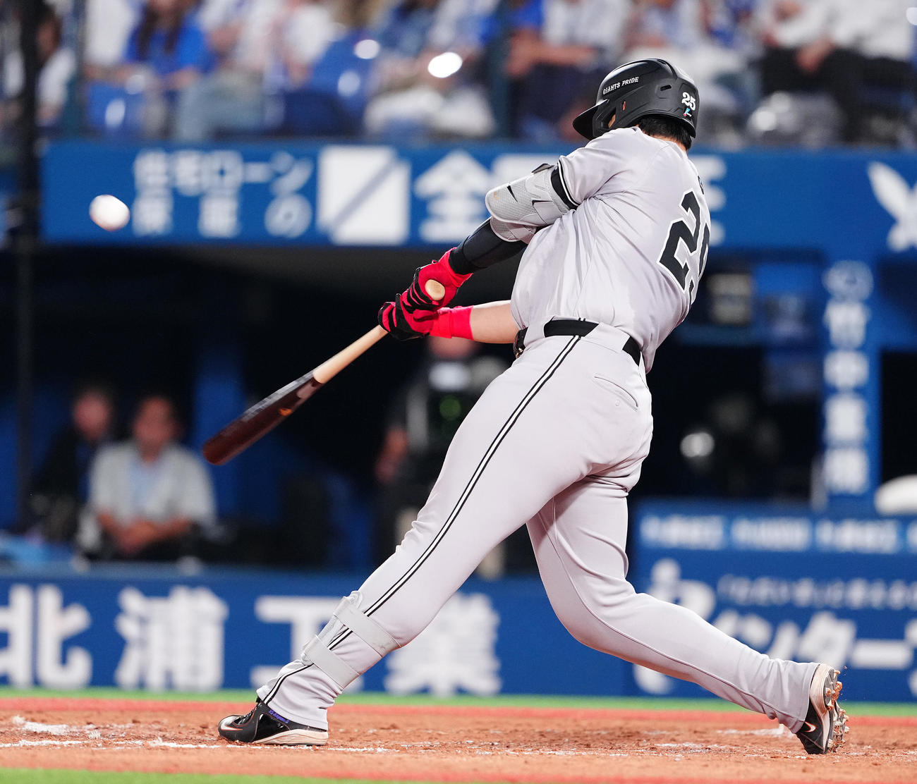DeNA対巨人　5回表巨人無死一塁、右越え2点本塁打を放つ岡本（撮影・鈴木みどり）
