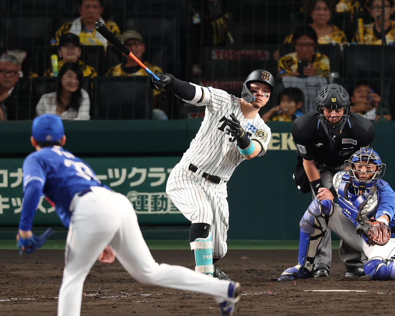 阪神対中日　5回裏阪神無死二塁、佐藤輝は右前適時打を放つ（撮影・上田博志）