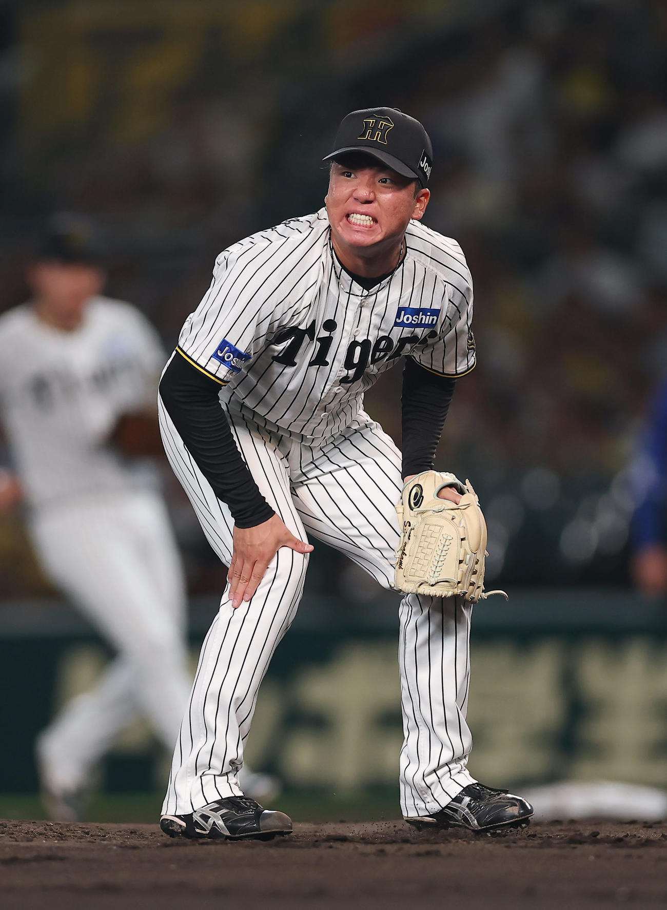 阪神対中日　3回表中日2死、岡林の打球が右足に直撃した村上（撮影・前田充）